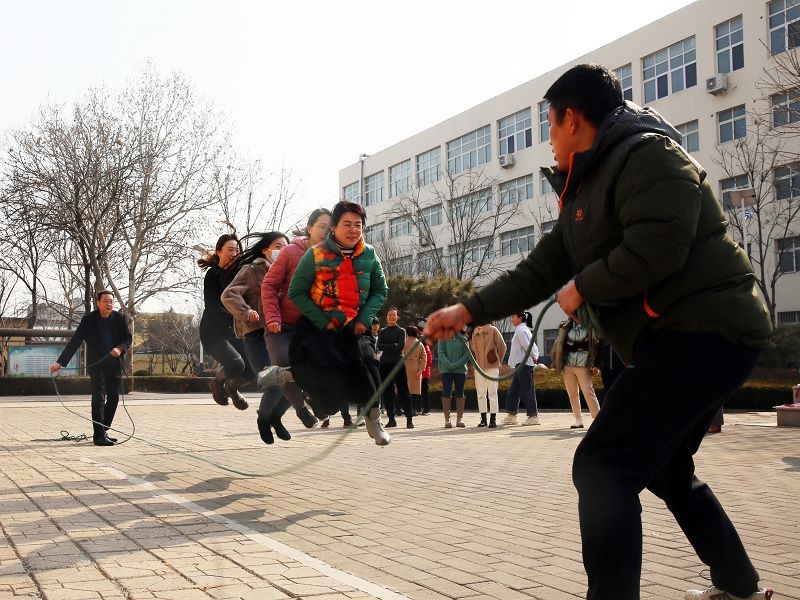 我校开展多彩趣味活动庆祝三八妇女节